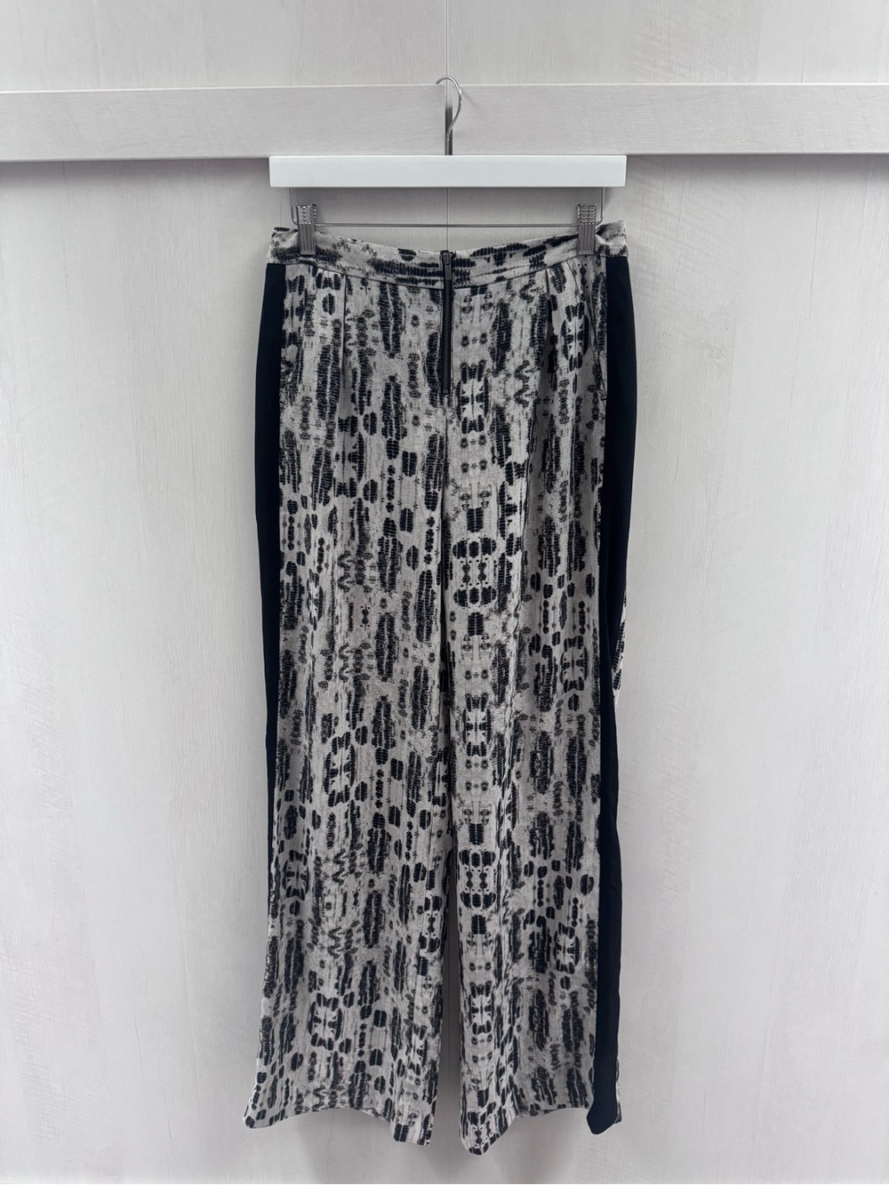BCBG Maxazria lack and White Patterned Wide-Leg Pants - Size Small